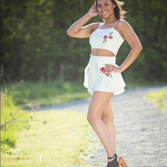 Two piece short set with embroidered flowers - Picture 4 of 4